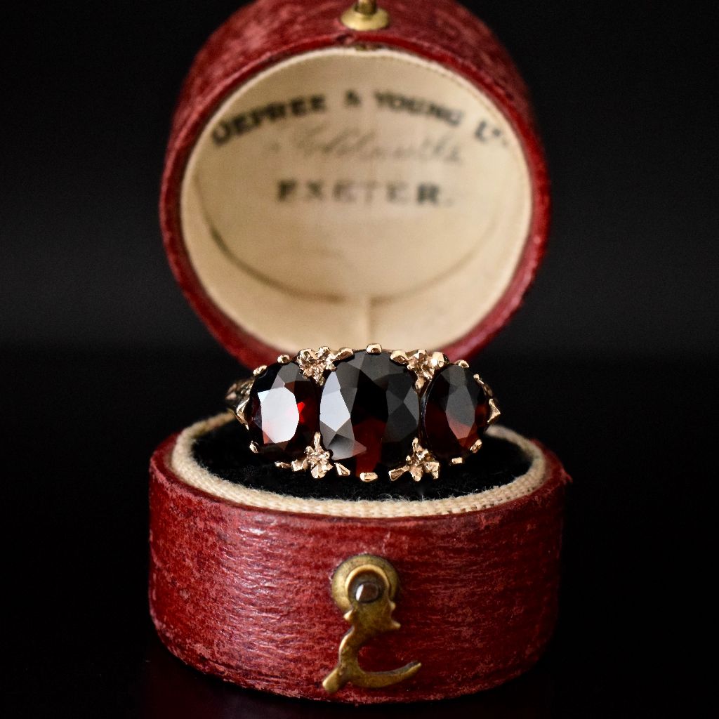 Vintage ‘Antique Style’ 9ct Yellow Gold Pyrope Garnet Ring dated 1978