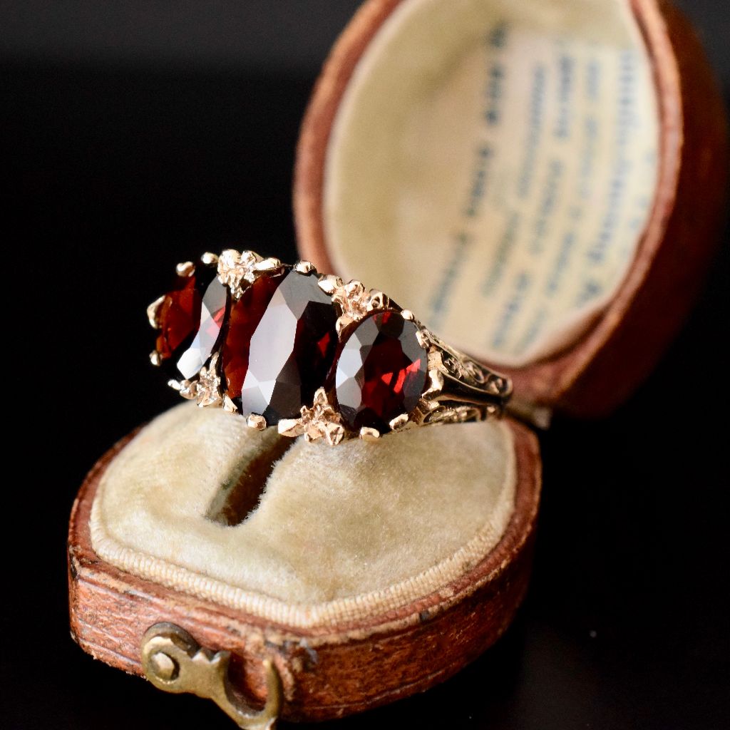 Vintage ‘Antique Style’ 9ct Yellow Gold Pyrope Garnet Ring dated 1978