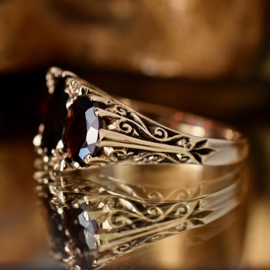 Vintage ‘Antique Style’ 9ct Yellow Gold Pyrope Garnet Ring dated 1978