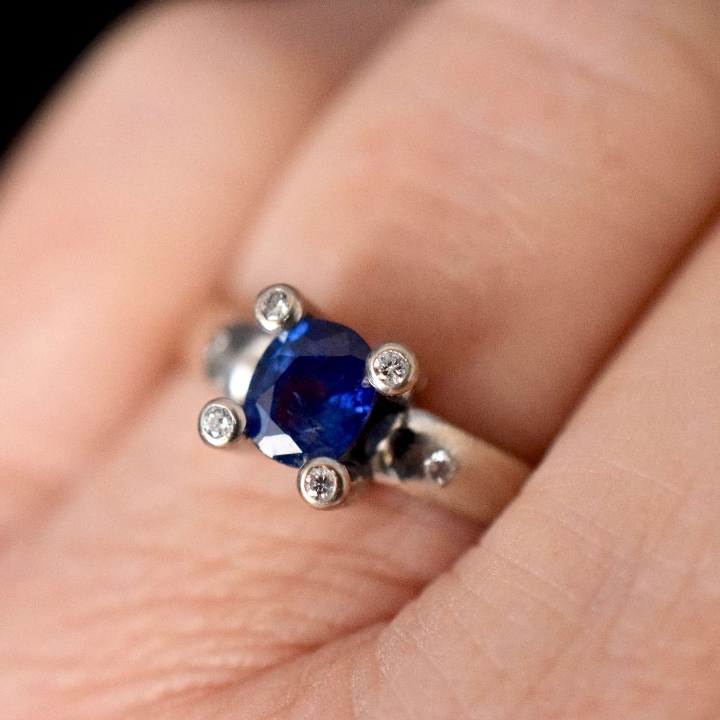 Stunning Ceylon / Sri Lankan Sapphire & 18ct White Gold Diamond Ring