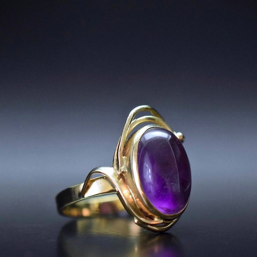 Gorgeous Natural Amethyst Cabochon 9ct Yellow Gold Ring