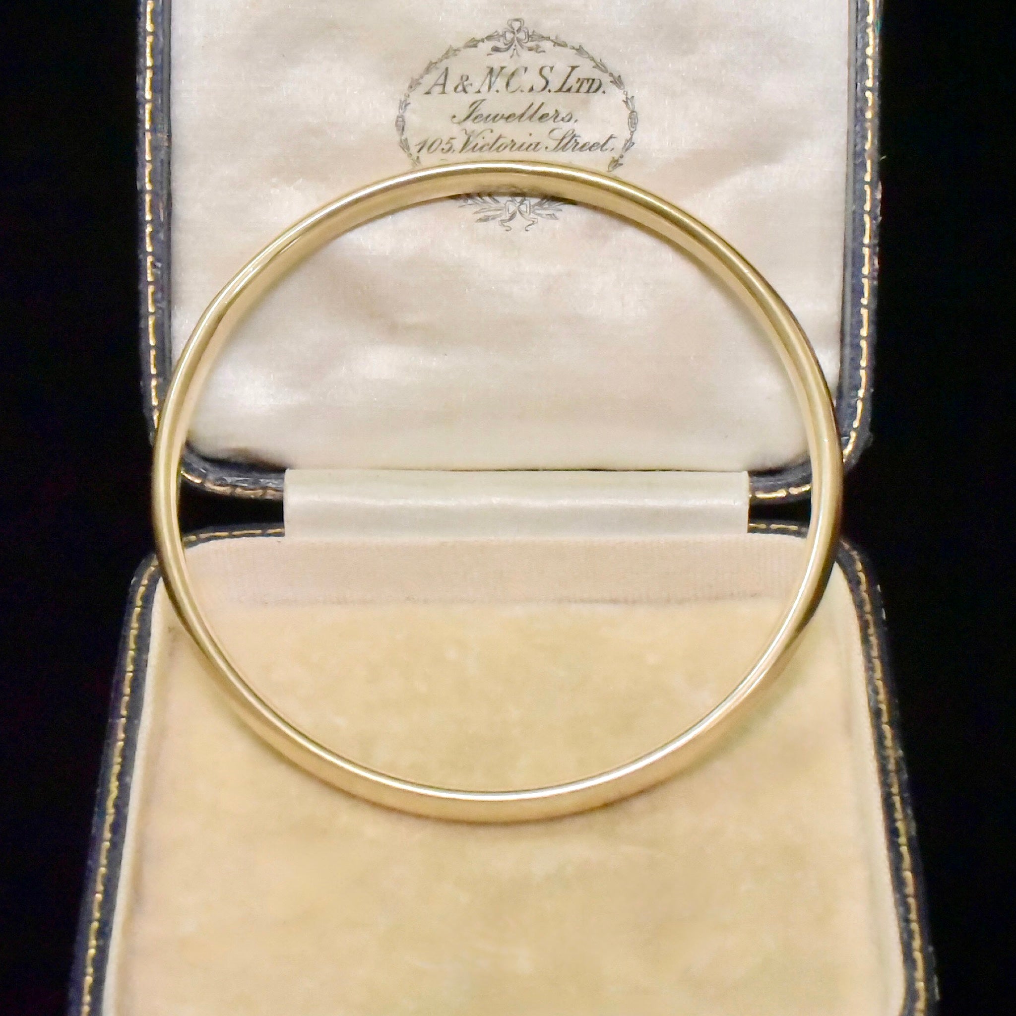 Contemporary 9ct Yellow Gold Hollow Round ‘Golf’ Bangle