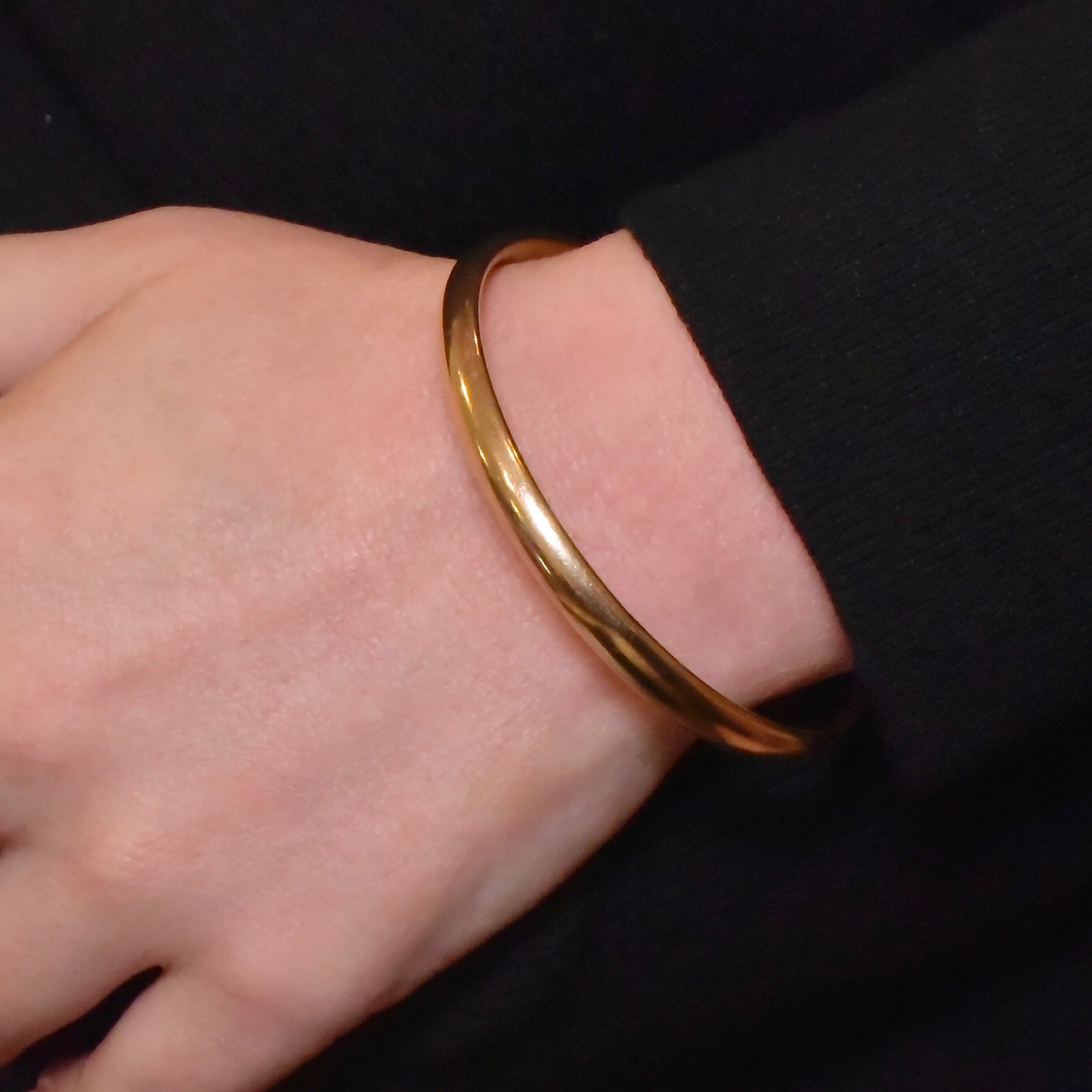 Contemporary 9ct Yellow Gold Hollow Round ‘Golf’ Bangle