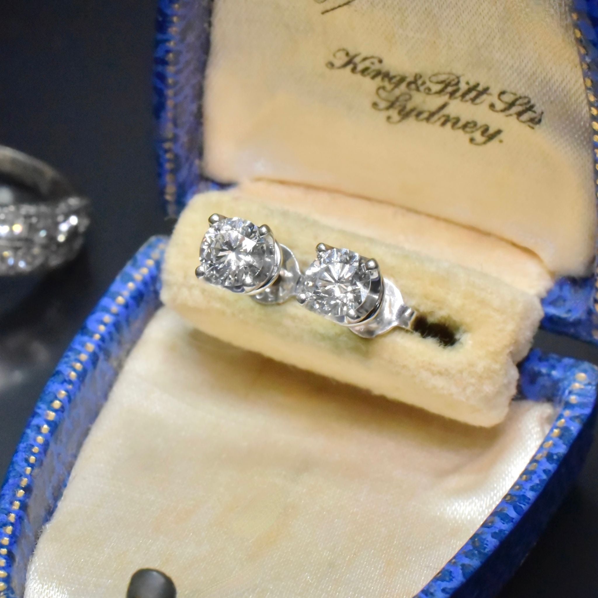 Superb 18ct White Gold Diamond Stud Earrings - 0.92ct