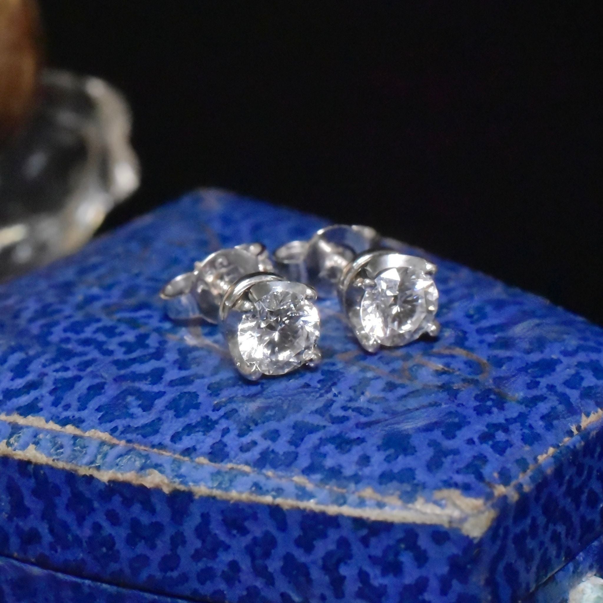 Superb 18ct White Gold Diamond Stud Earrings - 0.92ct