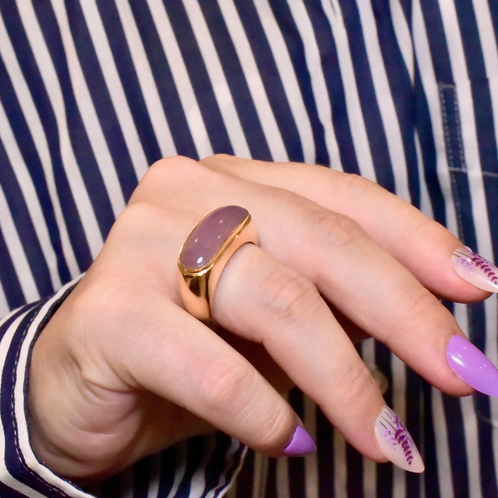 Superb 14ct Yellow Gold Lavender Jade Ring - 8.16 Grams