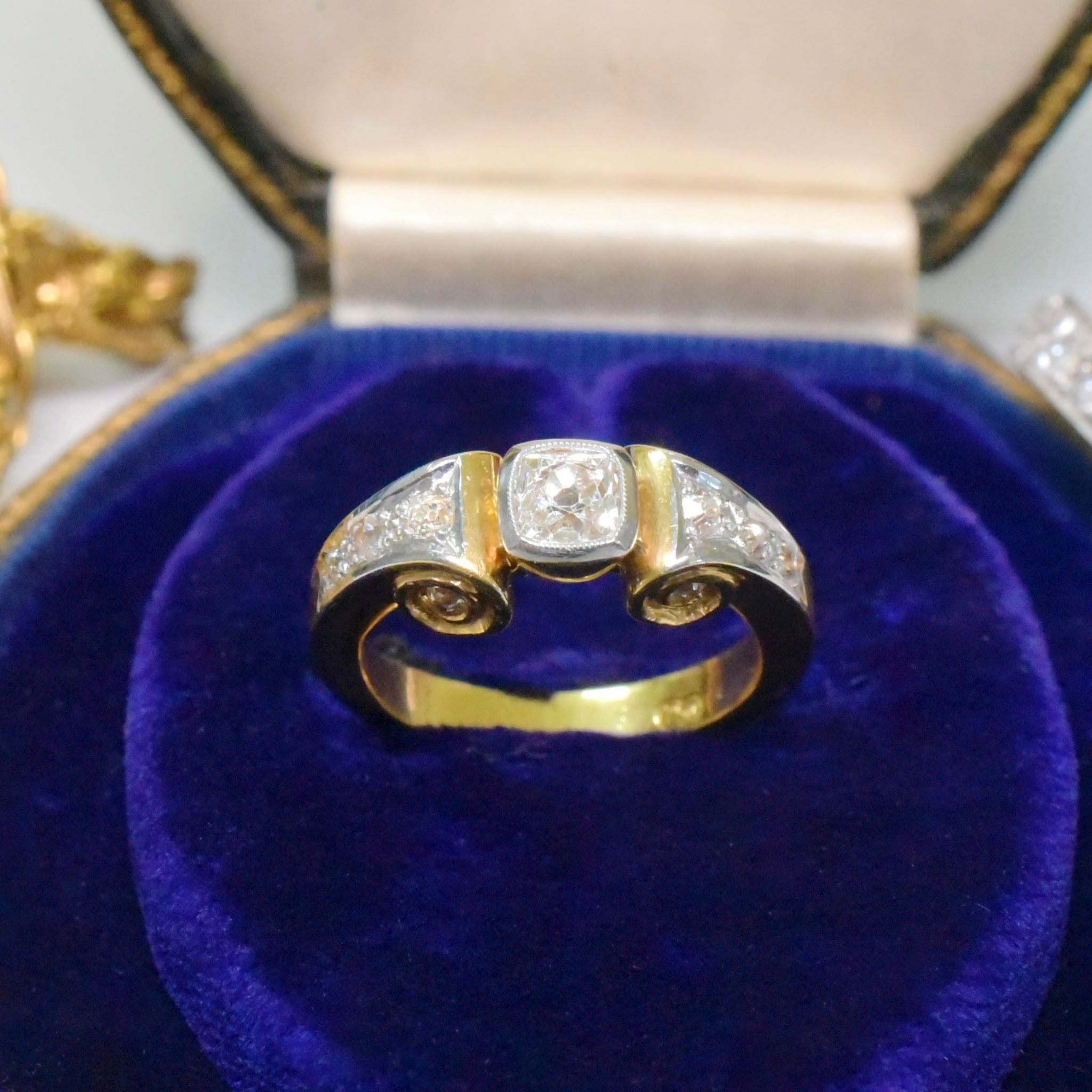 Exquisite Late Art Deco - Retro Era 18ct Yellow Gold Diamond ‘Scroll’ Ring