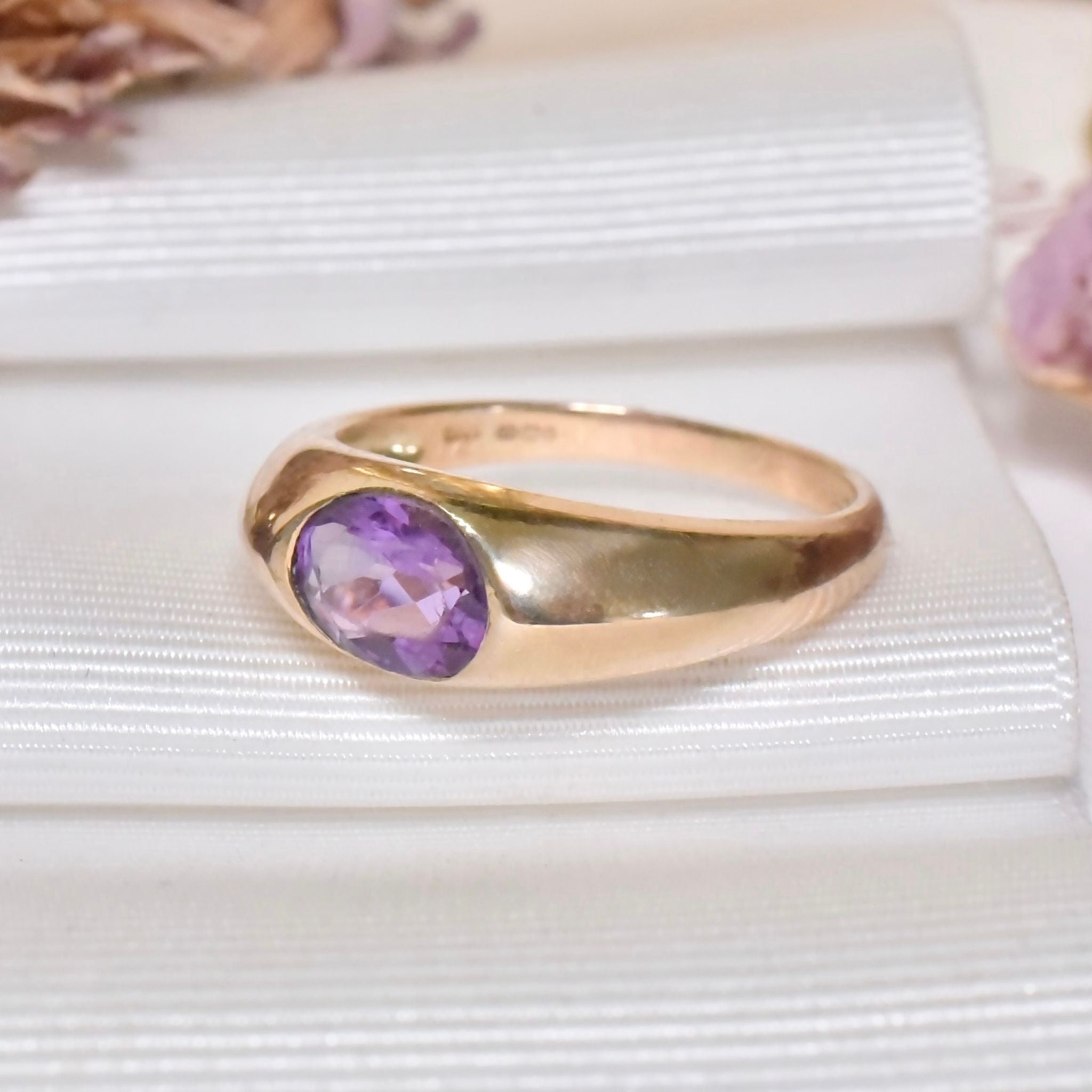 Charming Vintage 9ct Yellow Gold Amethyst Ring