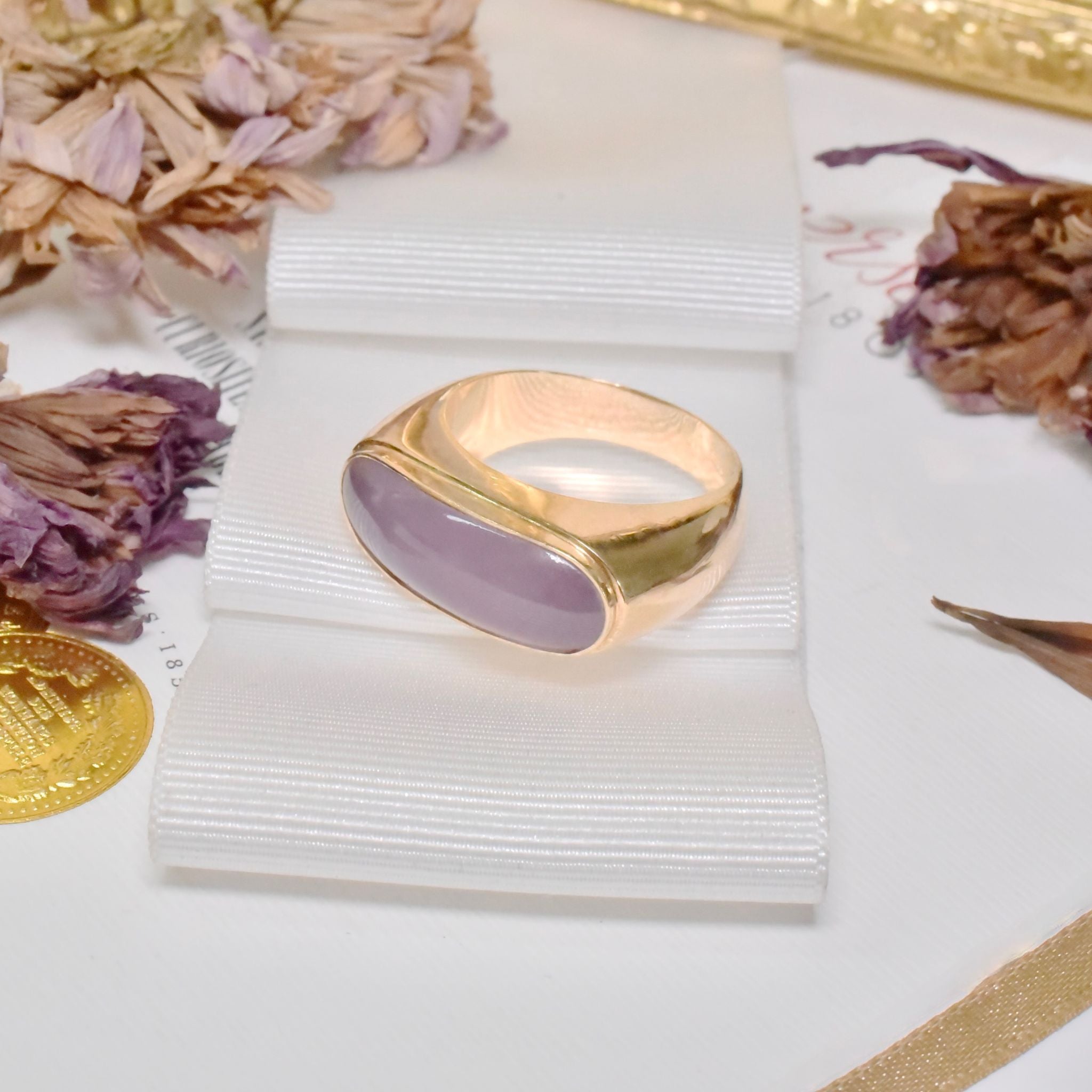 Superb 14ct Yellow Gold Lavender Jade Ring - 8.16 Grams