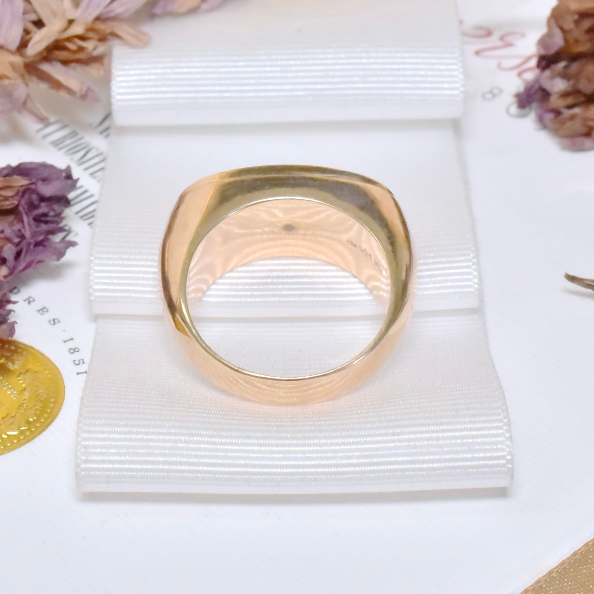 Superb 14ct Yellow Gold Lavender Jade Ring - 8.16 Grams