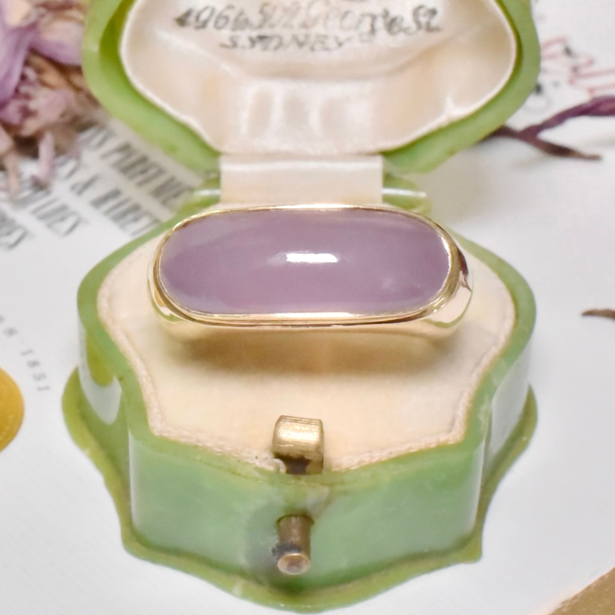 Superb 14ct Yellow Gold Lavender Jade Ring - 8.16 Grams