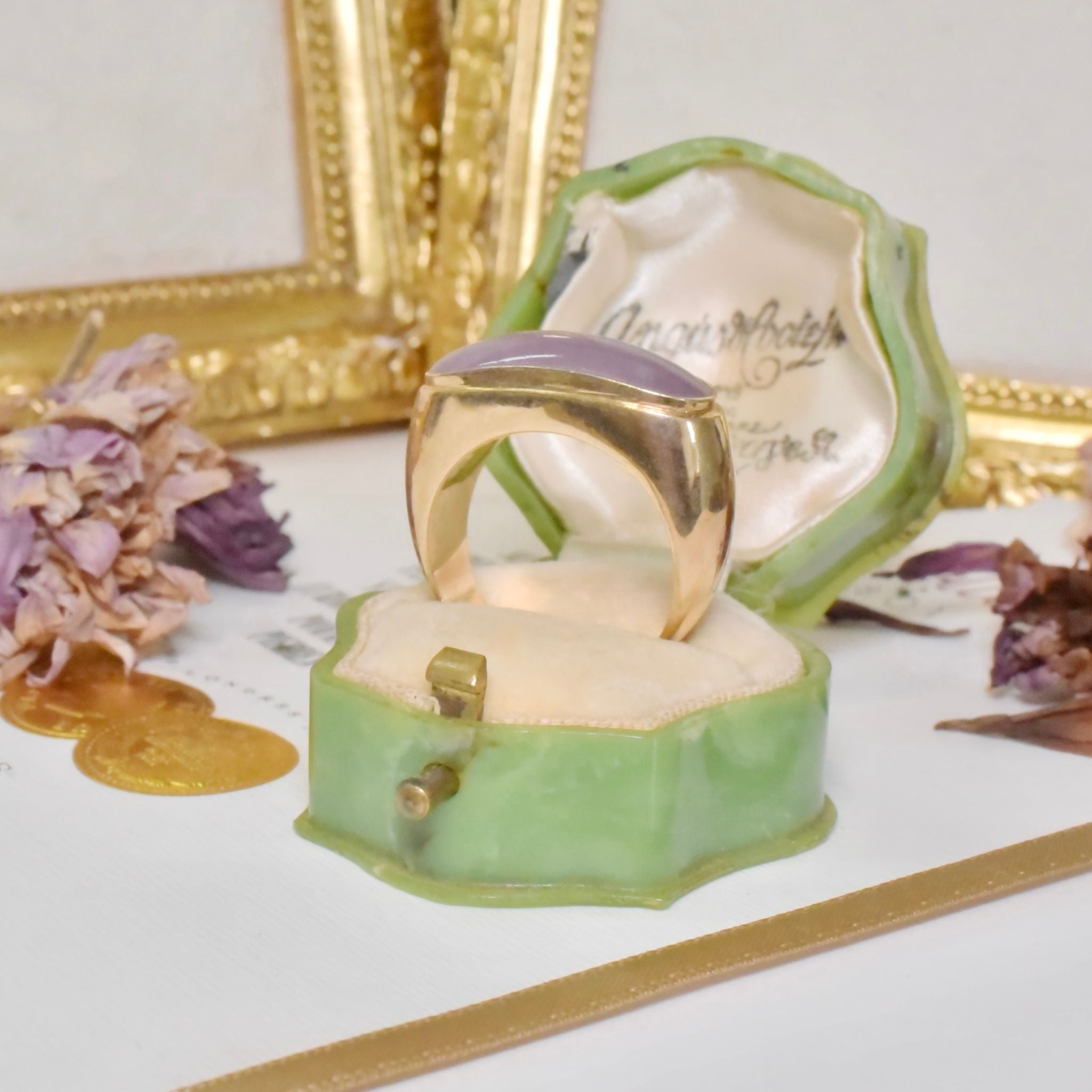 Superb 14ct Yellow Gold Lavender Jade Ring - 8.16 Grams