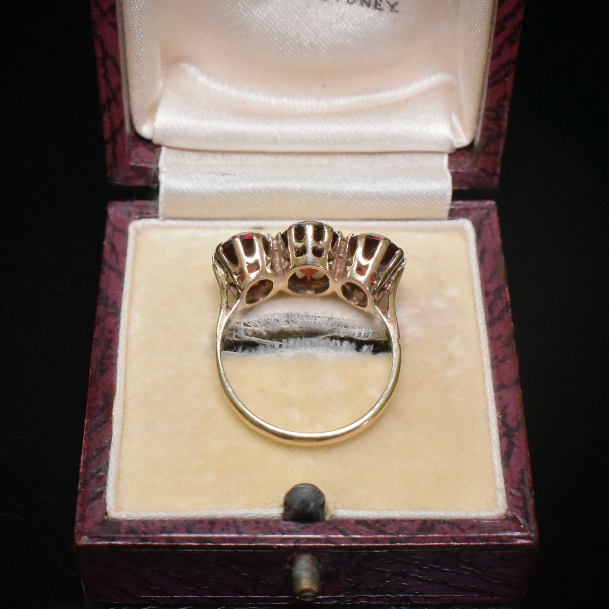 Vintage 9ct Yellow Gold Almandine Garnet Trilogy Ring - Birmingham 1972