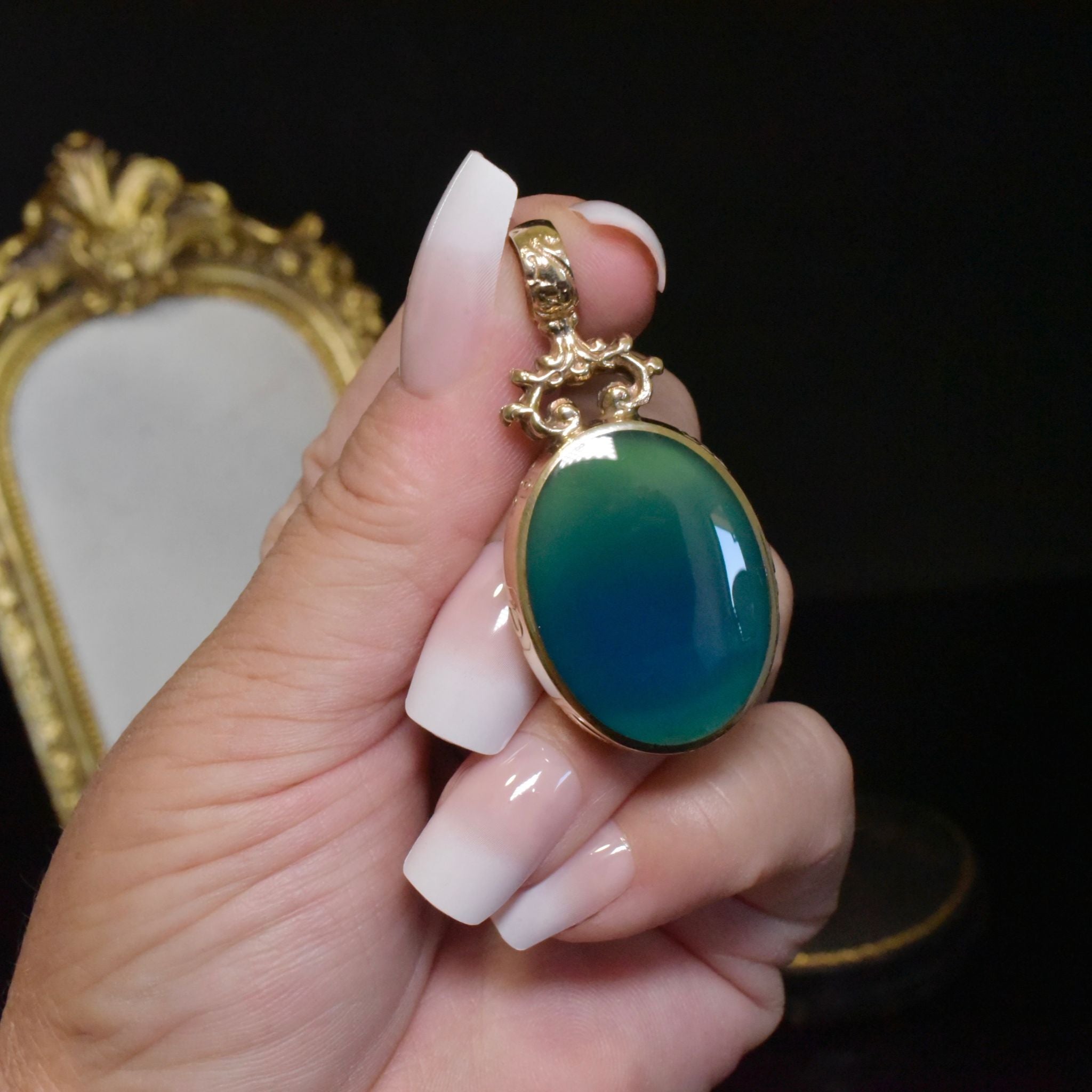 Superb 9ct Yellow Gold Mother Of Pearl And Agate Double Sided Pendant