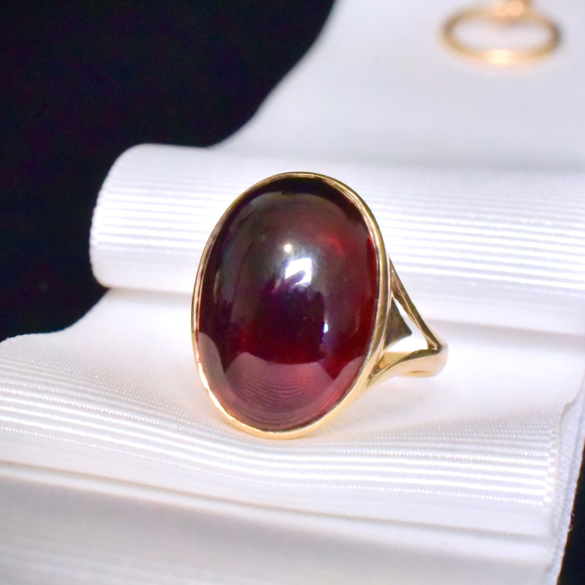 Fabulous Vintage 9ct Yellow Gold Garnet Cabochon Ring - London 1979