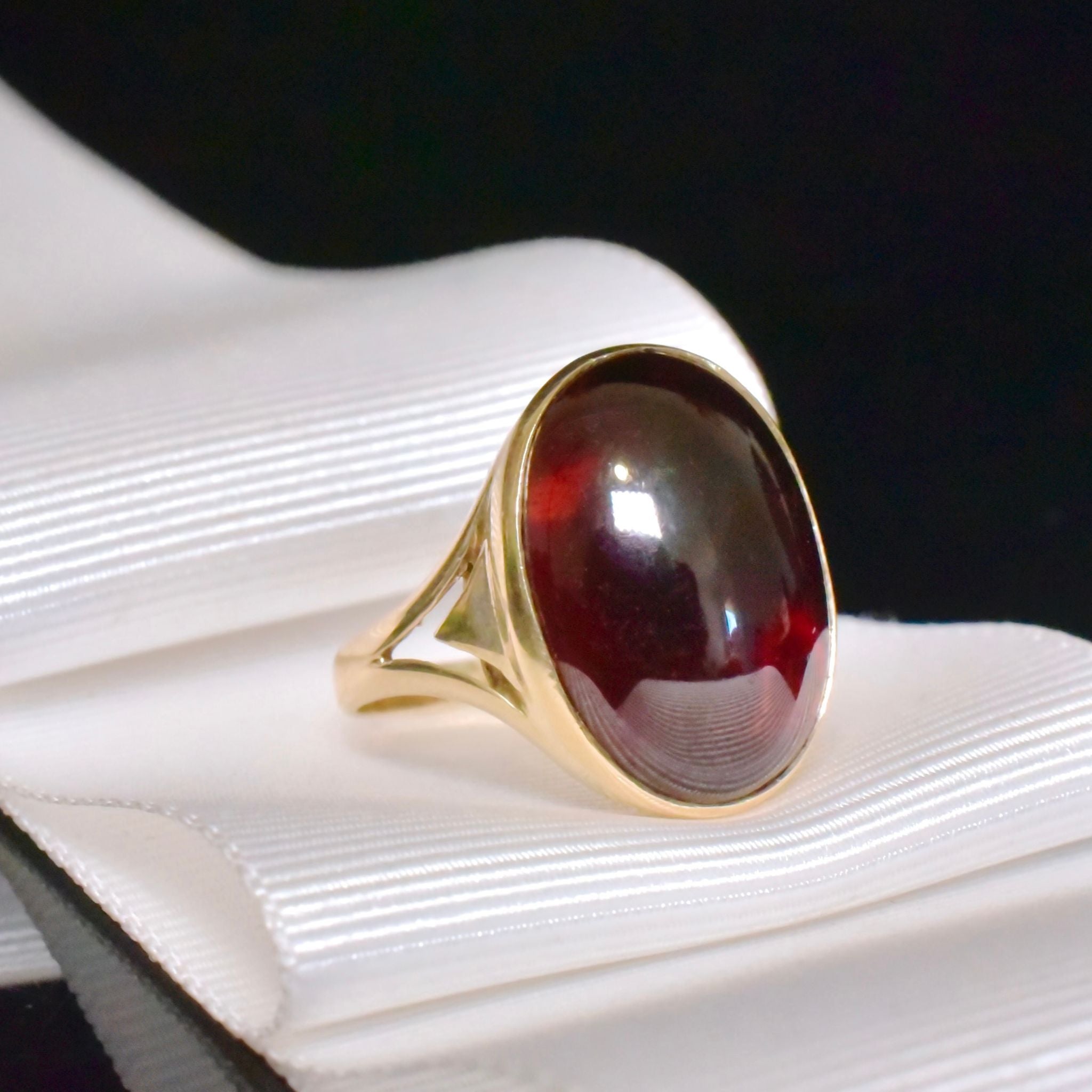 Fabulous Vintage 9ct Yellow Gold Garnet Cabochon Ring - London 1979