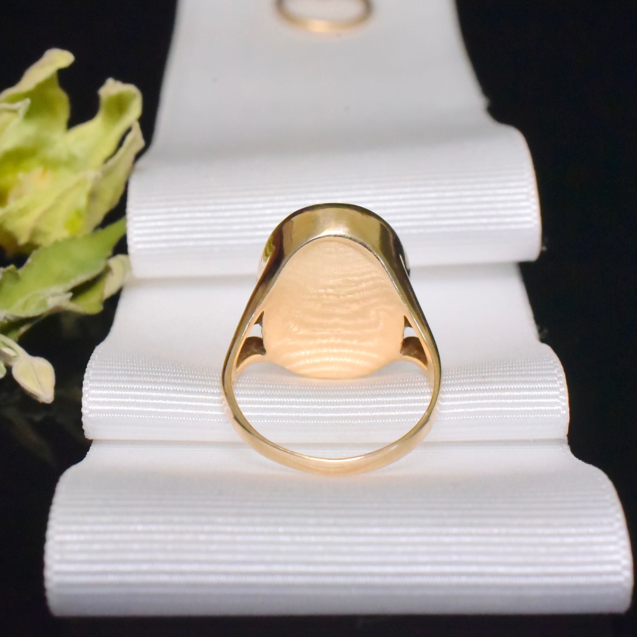 Fabulous Vintage 9ct Yellow Gold Garnet Cabochon Ring - London 1979