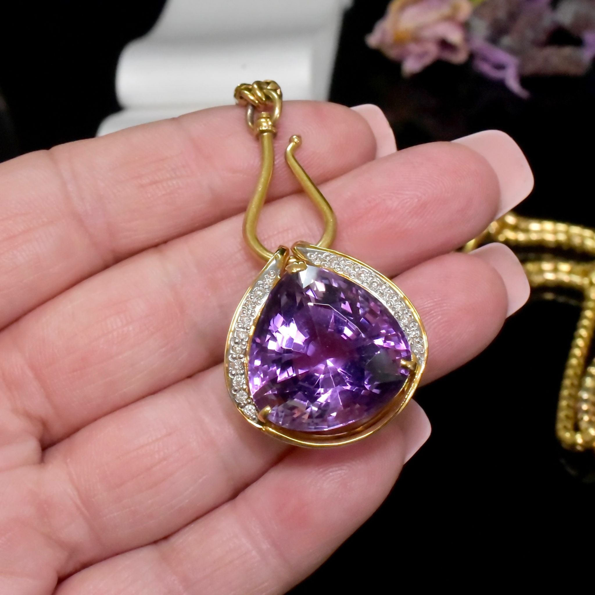 Superb 18ct Yellow Gold 23ct Amethyst And Diamond Pendant