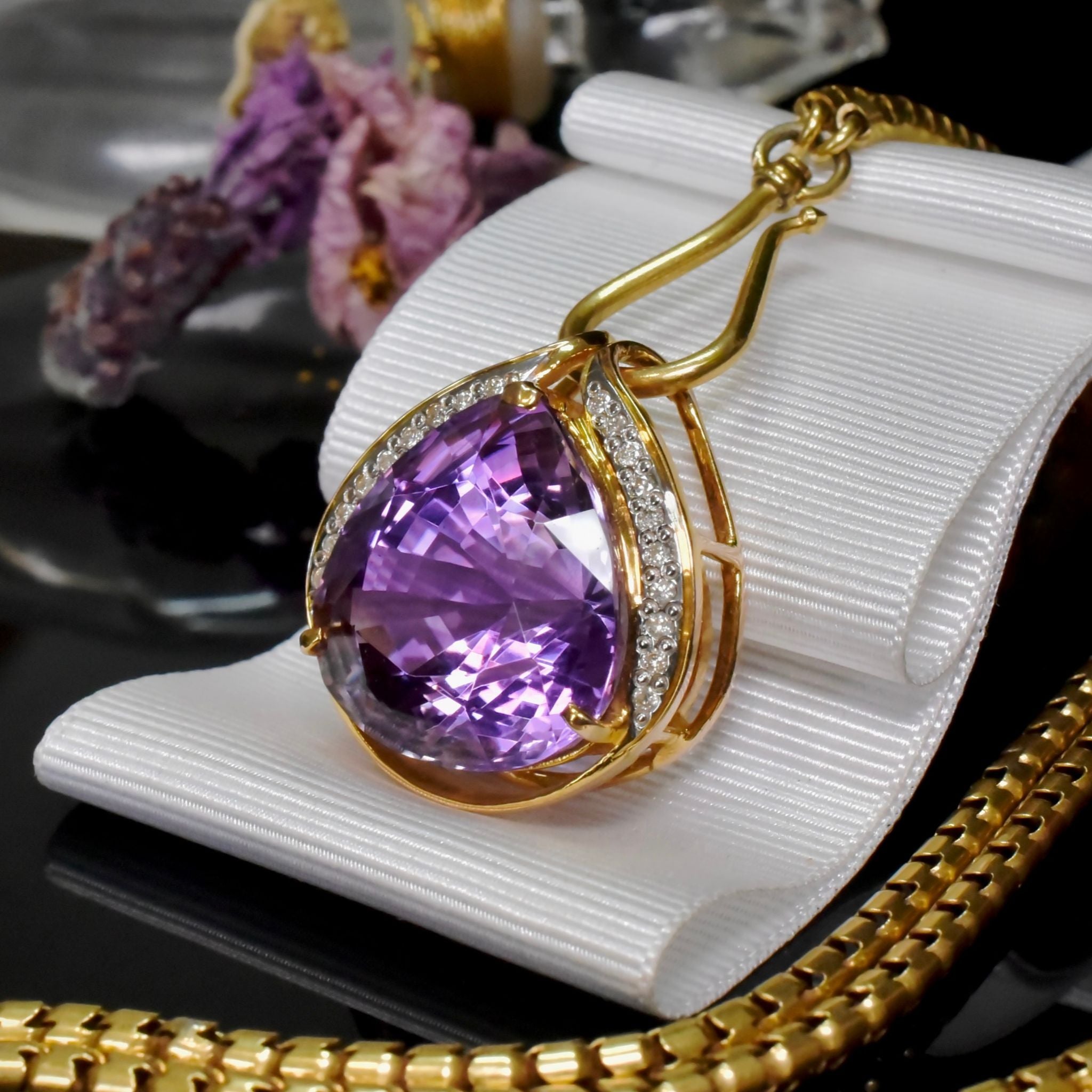 Superb 18ct Yellow Gold 23ct Amethyst And Diamond Pendant