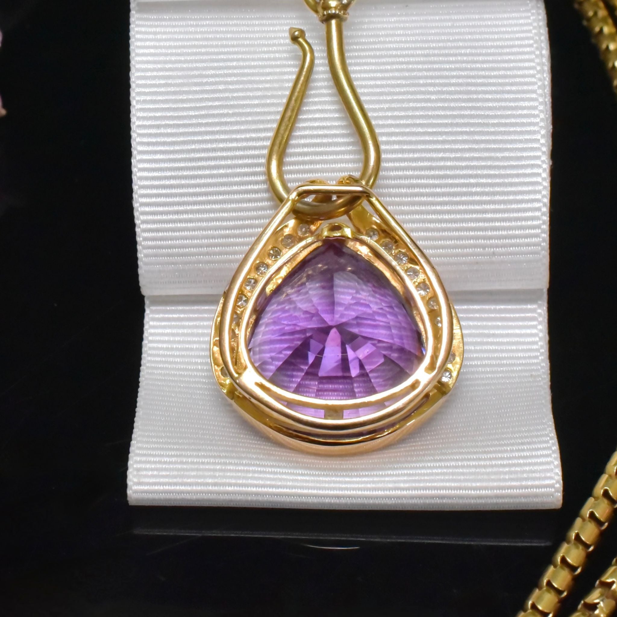 Superb 18ct Yellow Gold 23ct Amethyst And Diamond Pendant