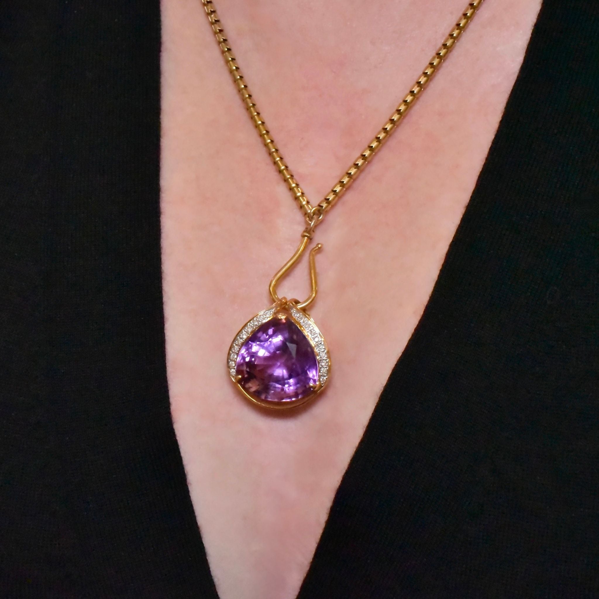 Superb 18ct Yellow Gold 23ct Amethyst And Diamond Pendant