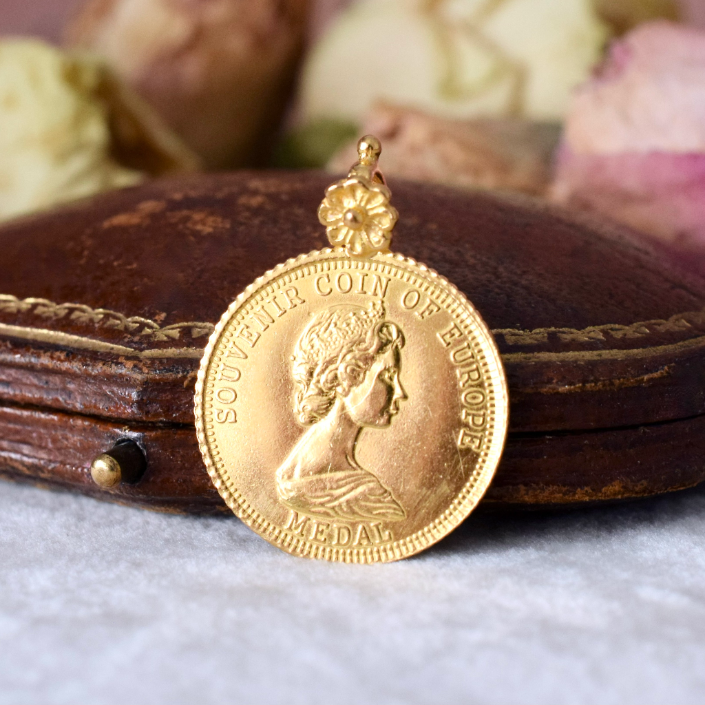 Modern 22ct Yellow Gold (replica) ‘Sovereign’ Pendant (Queen Elizabeth To Verso)