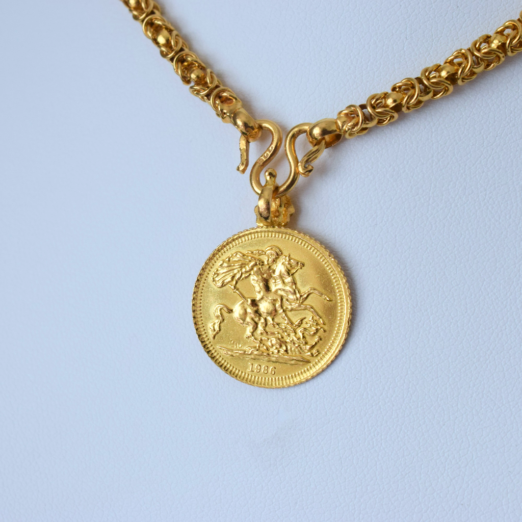 Modern 22ct Yellow Gold (replica) ‘Sovereign’ Pendant (Queen Elizabeth To Verso)