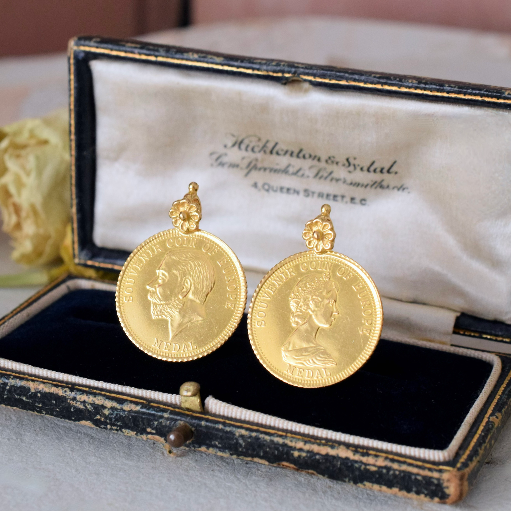 Modern 22ct Yellow Gold (replica) ‘Sovereign’ Pendant (Queen Elizabeth To Verso)