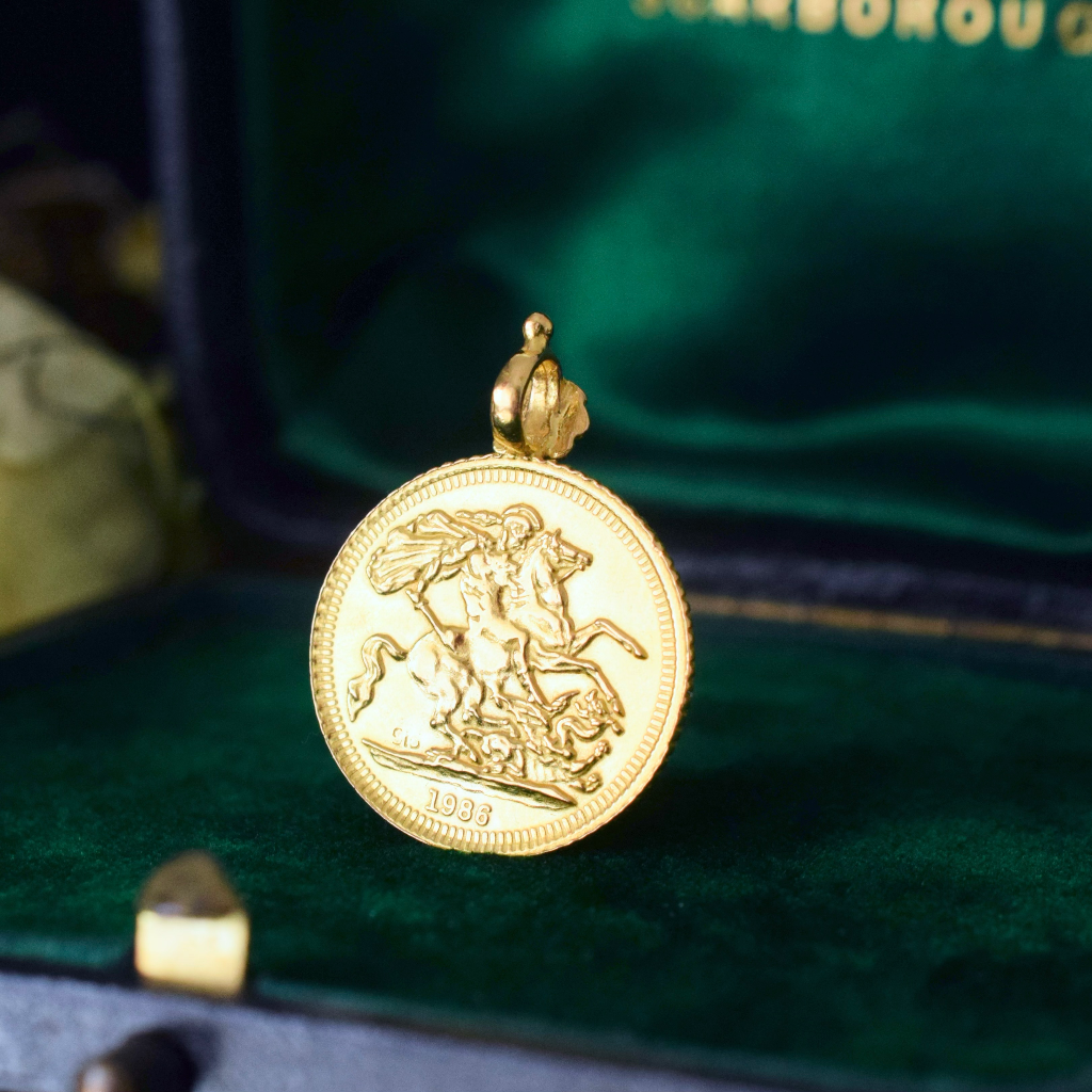 Modern 22ct Yellow Gold (replica) ‘Sovereign’ Pendant (Queen Elizabeth To Verso)