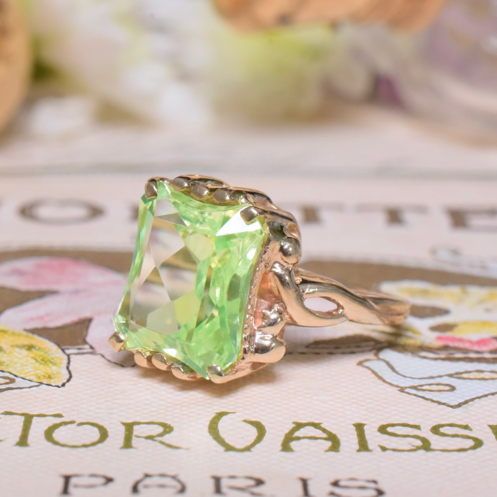 Vintage 10ct Yellow gold Green Spinel Ring - Glows Under UV Light