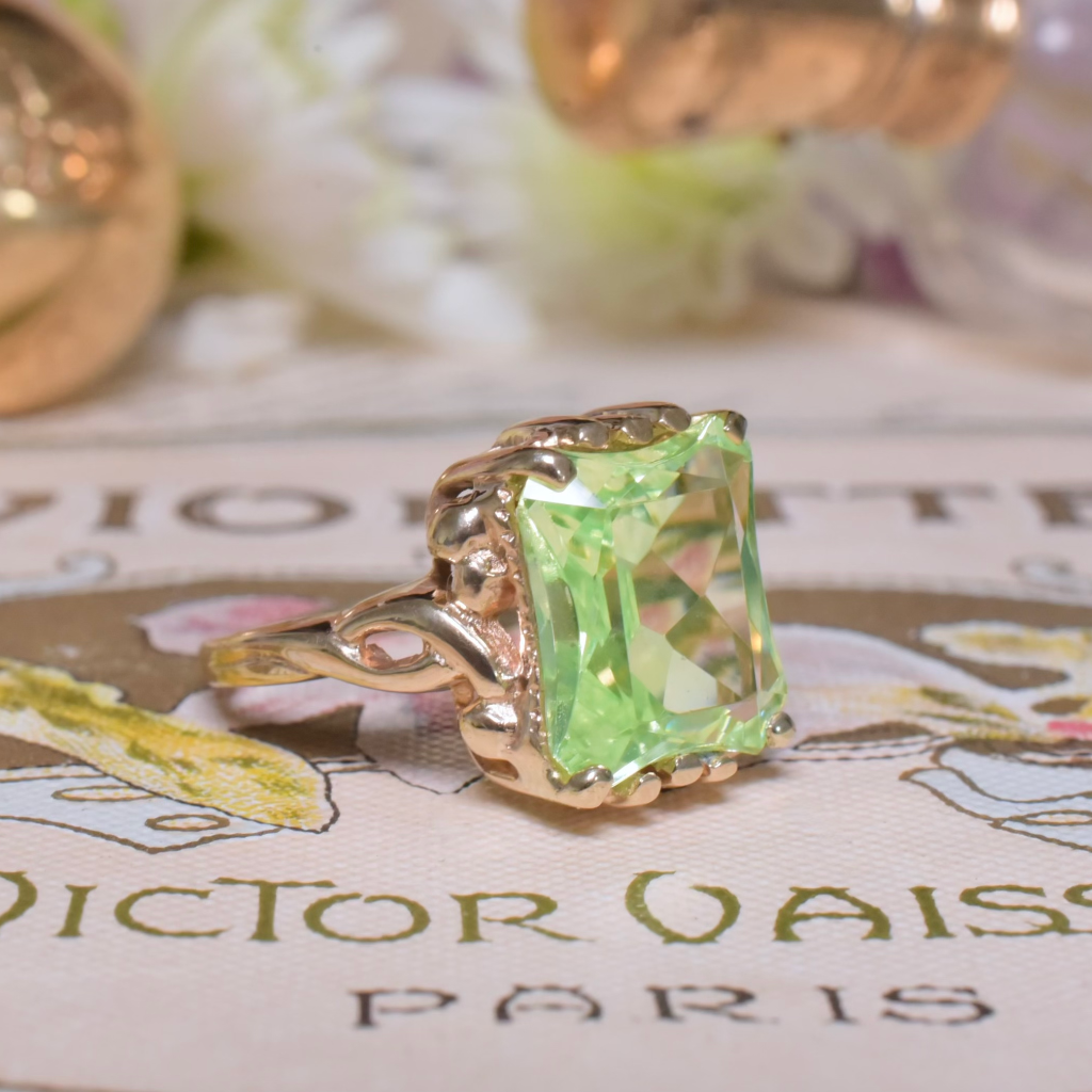 Vintage 10ct Yellow gold Green Spinel Ring - Glows Under UV Light