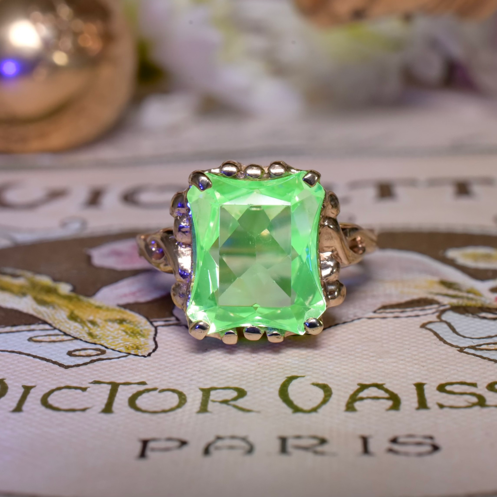 Vintage 10ct Yellow gold Green Spinel Ring - Glows Under UV Light