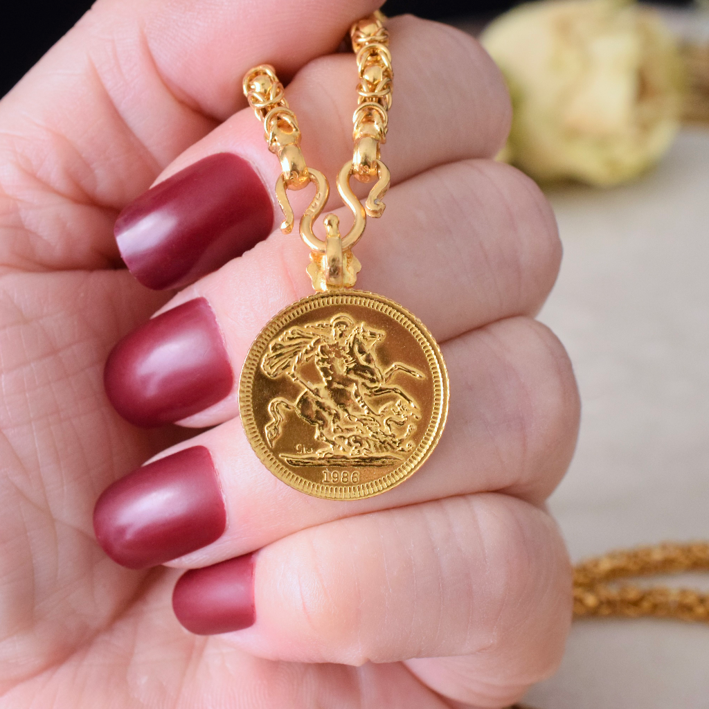 Modern 22ct Yellow Gold (replica) ‘Sovereign’ Pendant (Queen Elizabeth To Verso)