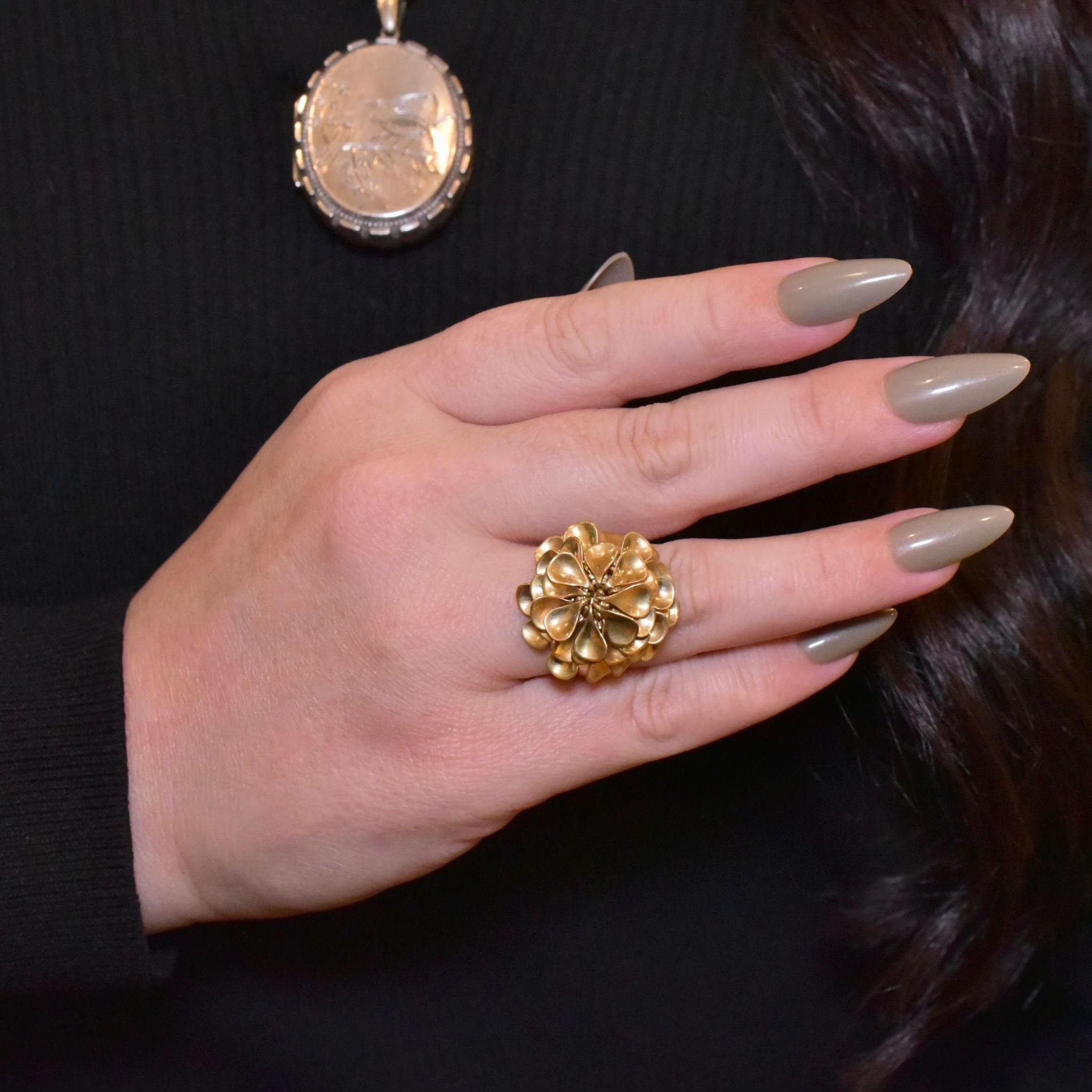 Fabulous Designer Style 18ct Yellow Gold Articulated ’Petal’ Floral Ring - 14.7 Grams