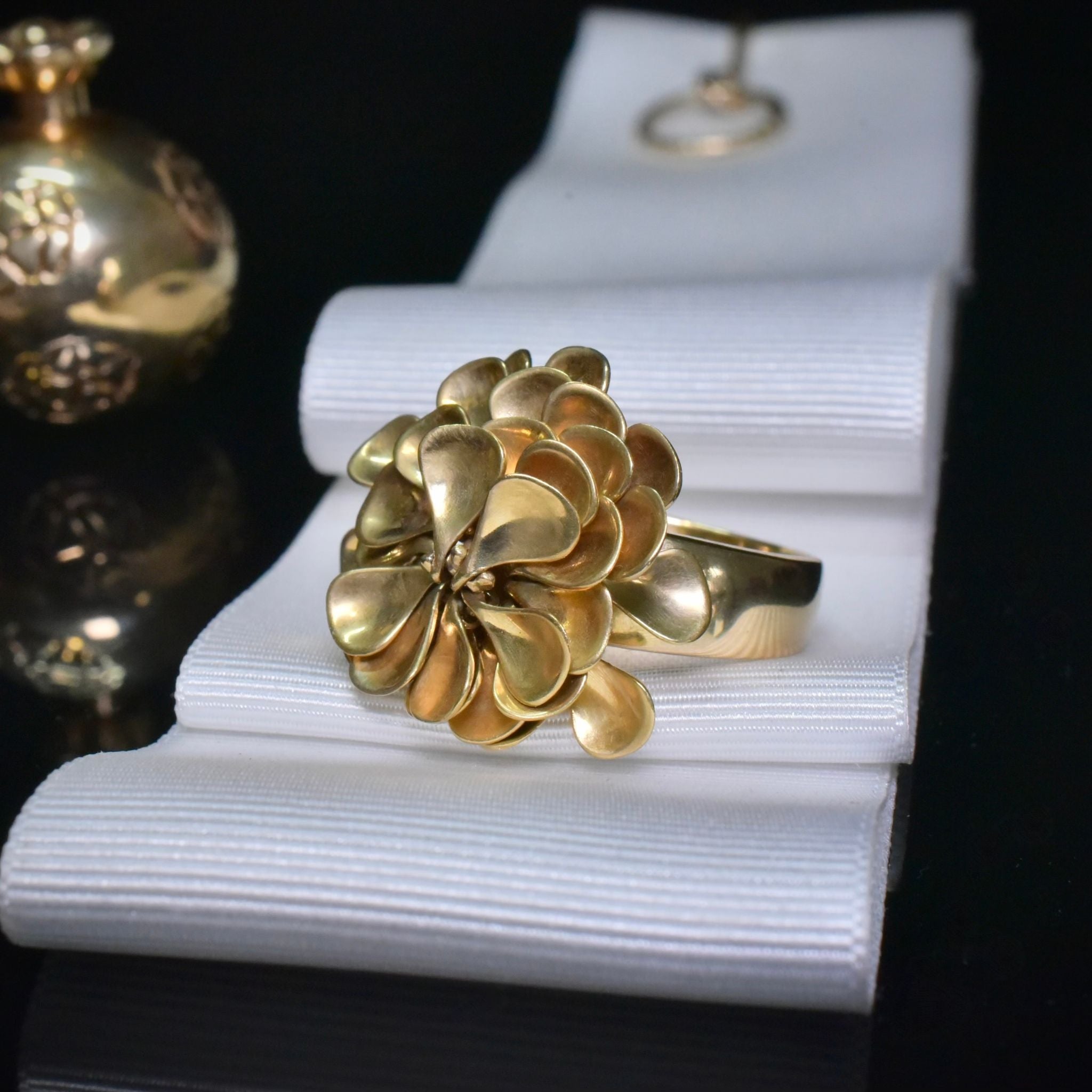 Fabulous Designer Style 18ct Yellow Gold Articulated ’Petal’ Floral Ring - 14.7 Grams