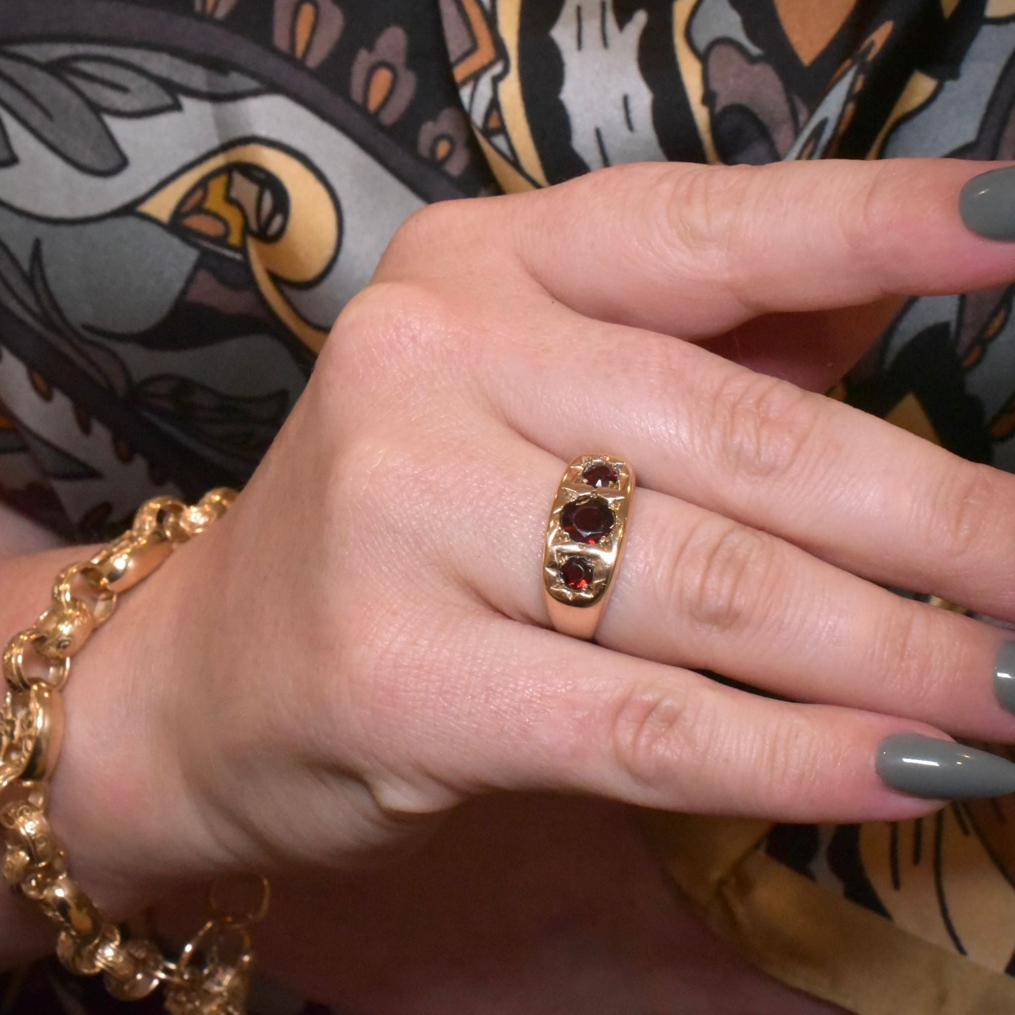 Vintage 9ct Yellow Gold Garnet ‘Trilogy’ Ring - Birmingham 1977