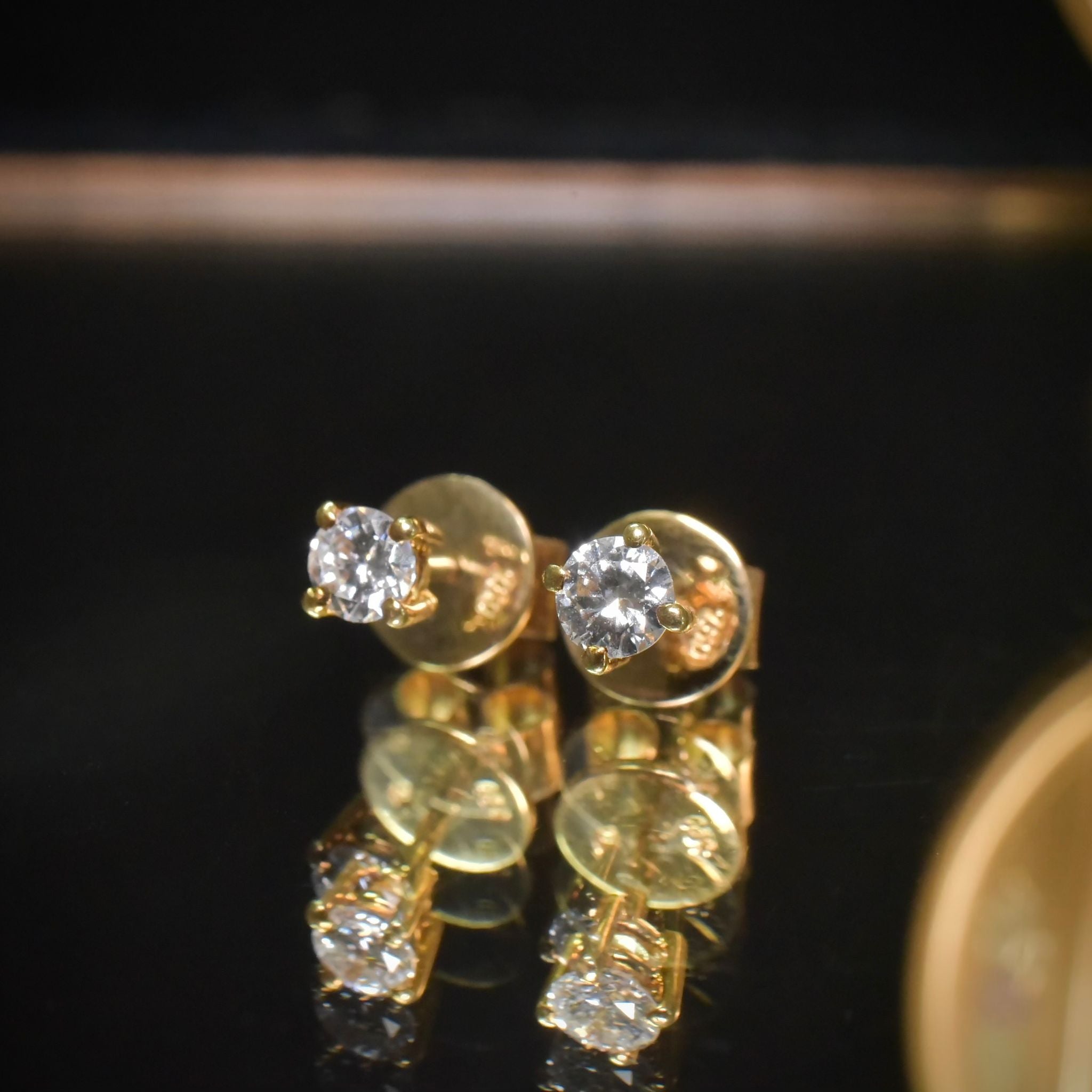 Modern 18ct Yellow Gold Diamond ‘F’ Colour ’VS’ Clarity Studs