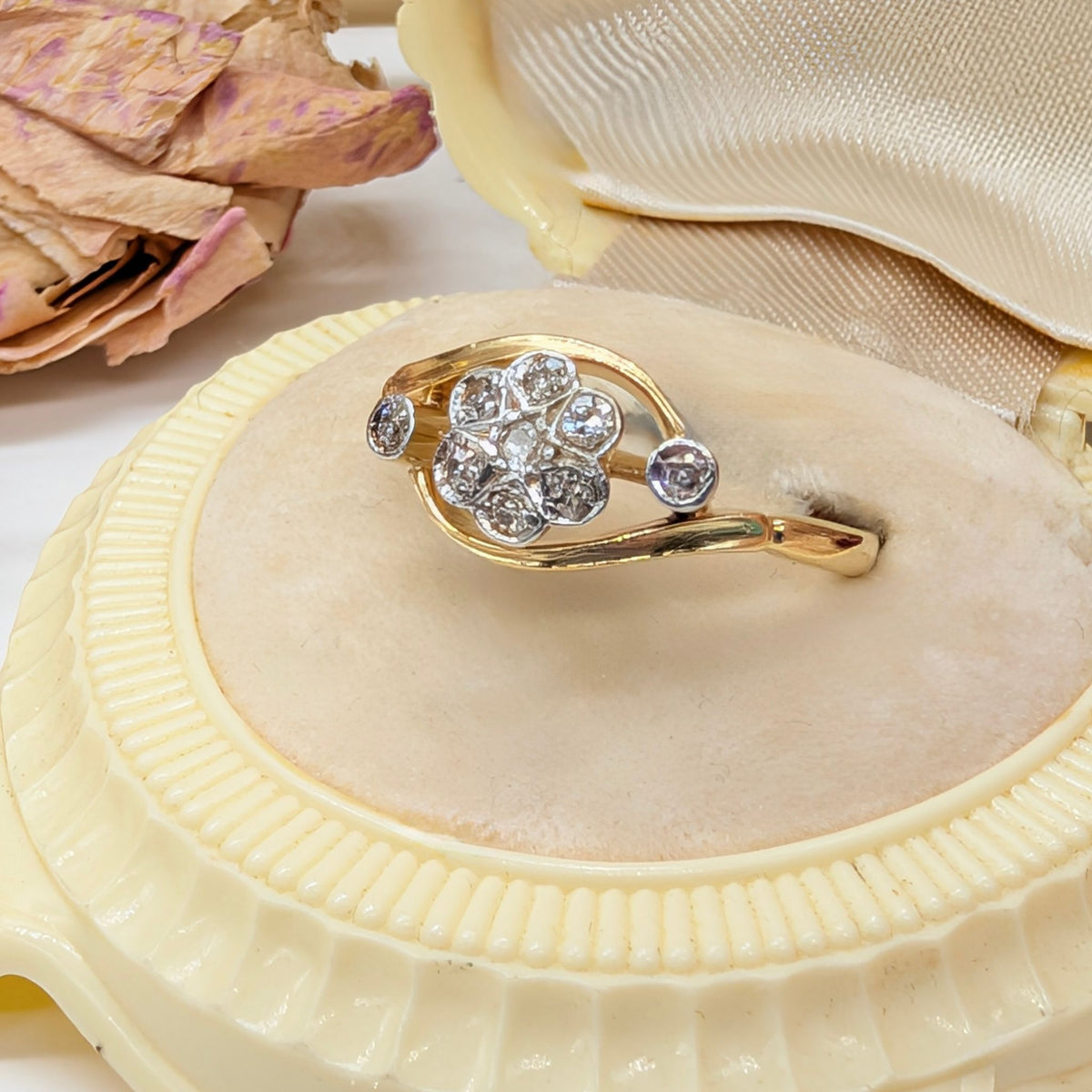 Lovely Antique Edwardian 9ct Yellow Gold Diamond Daisy Cluster Ring