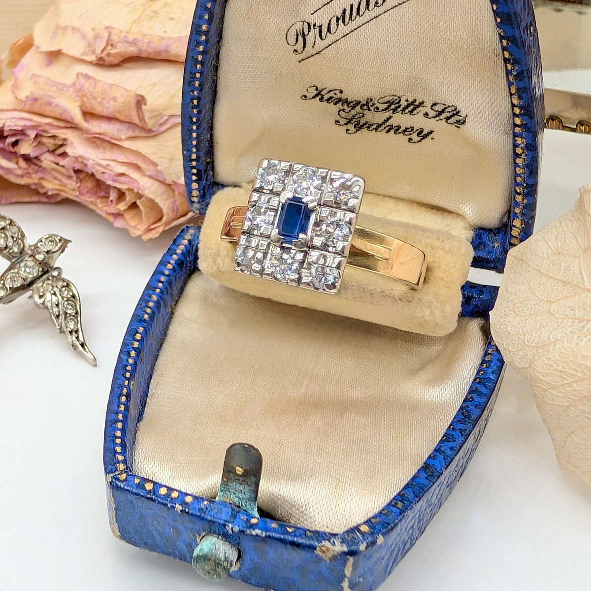 Gorgeous Vintage 18ct White & Yellow Gold Natural Sapphire & Diamond Cluster Ring