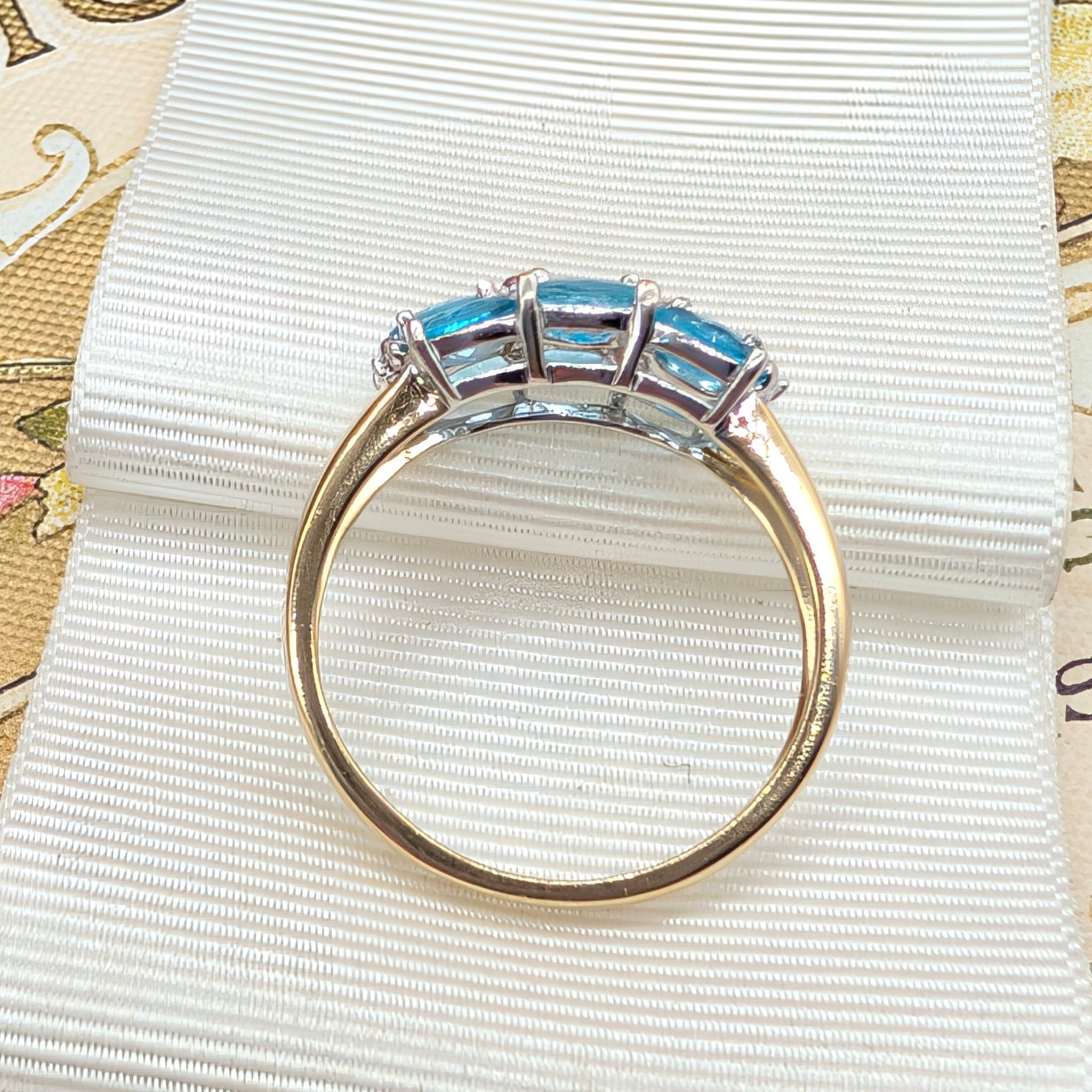 Gorgeous Contemporary 9ct Yellow Gold Multi-Row Blue Topaz Ring