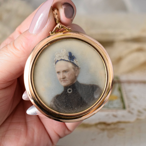 Antique 1910s Edwardian Beatrice photo locket with rosette engravings –  Jean Jean Vintage
