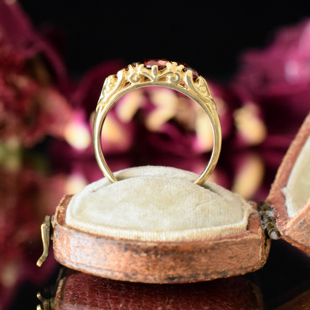 Vintage 18ct Yellow Gold Antique Style Garnet Ring
