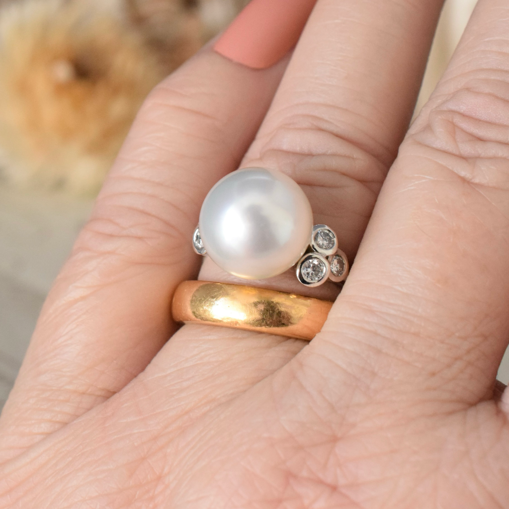 Modern 18ct White Gold South Sea Pearl And Diamond Ring Independent Retail/Insurance Valuation Included In Purchase From 2017 $3450 AUD