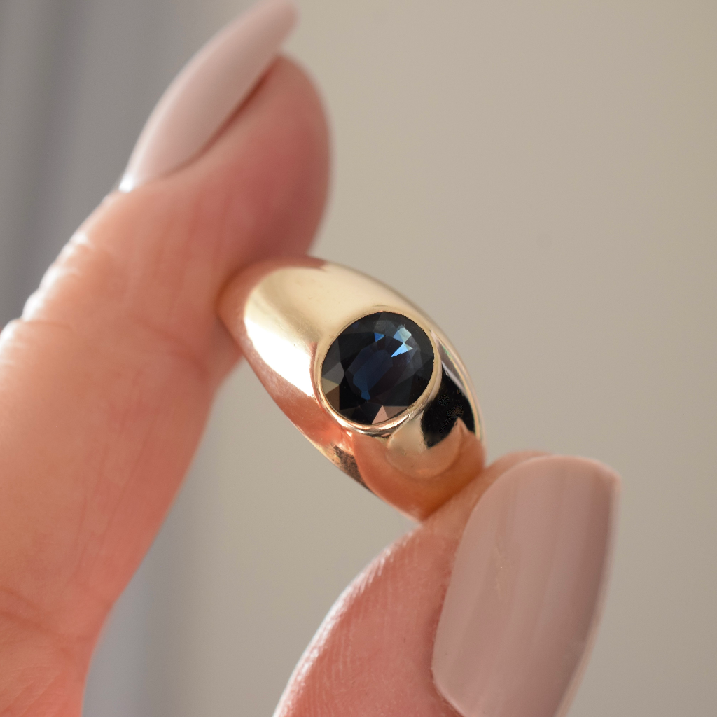 Modern 18ct Yellow Gold Natural Blue Sapphire Ring Independent Valuation Included In Purchase For $3,000 AUD