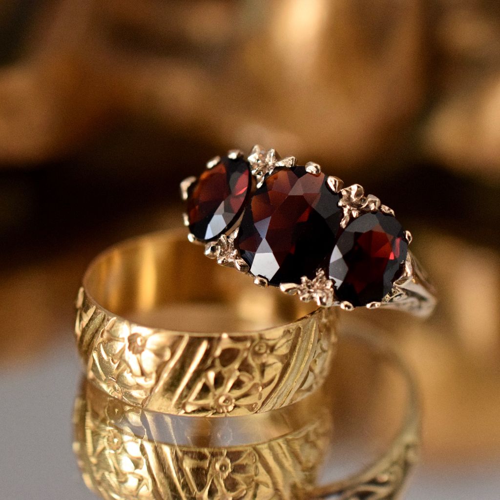 Vintage ‘Antique Style’ 9ct Yellow Gold Pyrope Garnet Ring dated 1978