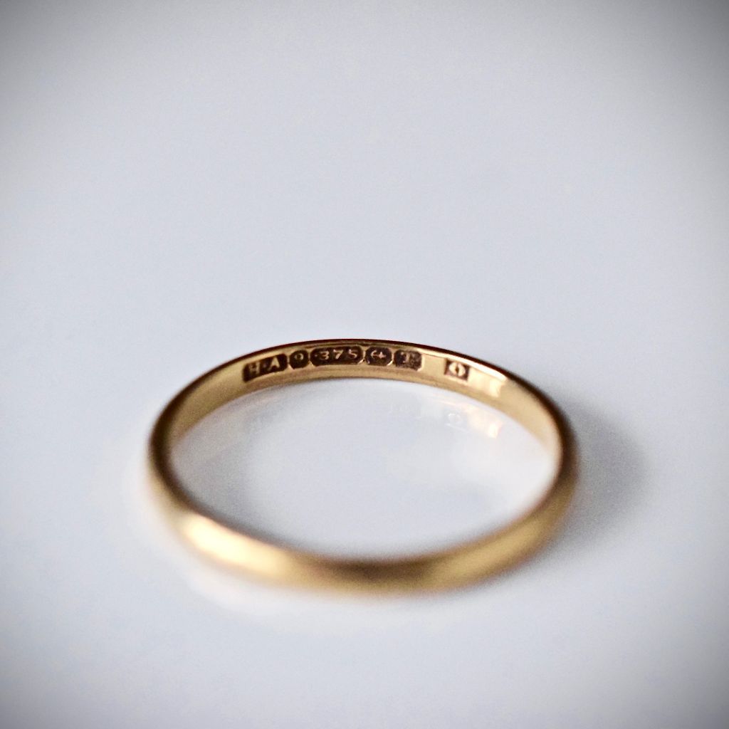 Charming 9ct Yellow Gold Wedder / Stacking Band Hallmarked For 1943