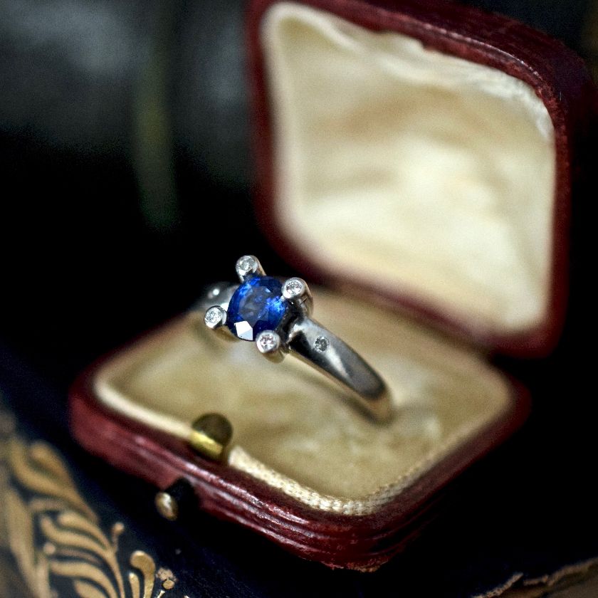 Stunning Ceylon / Sri Lankan Sapphire & 18ct White Gold Diamond Ring