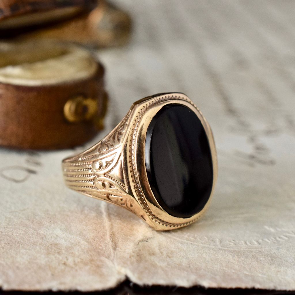 Vintage 9k Yellow Gold Oval Onyx Signet Ring