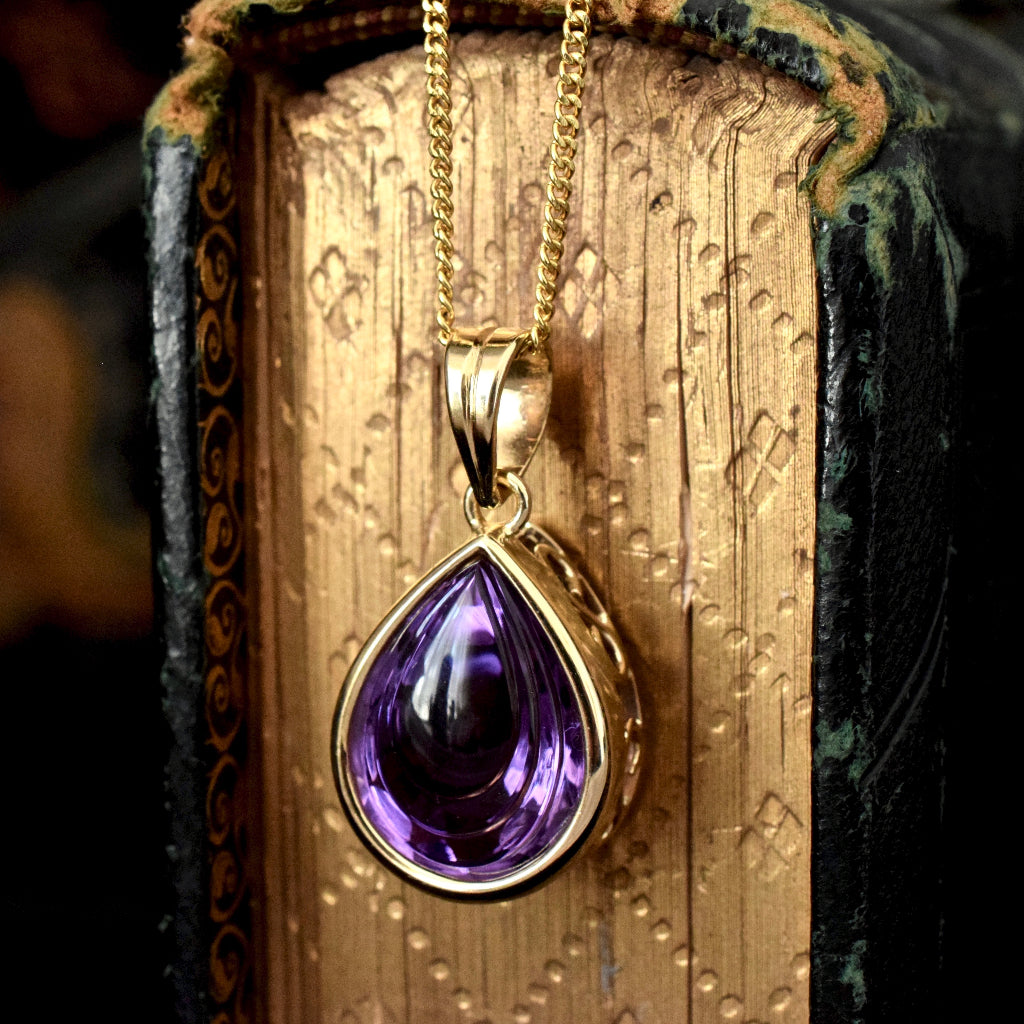 Stunning 18ct Yellow Gold Carved Pear-Cut Amethyst Pendant