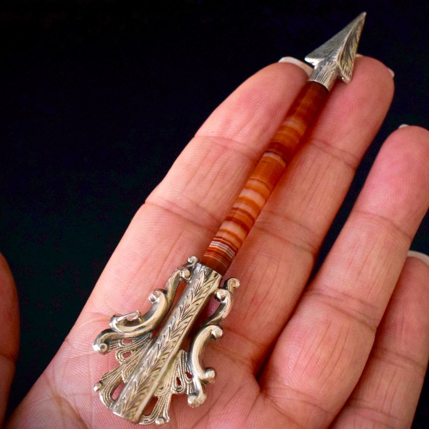Sublime Mid Victorian Scottish Agate Sterling Silver Lovers / Cupid Arrow Brooch Circa 1870
